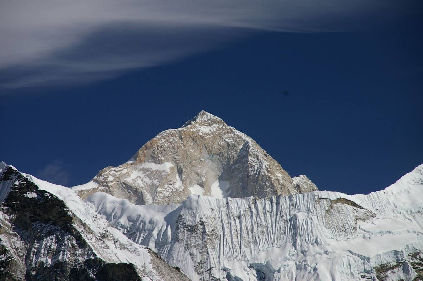 05 Makalu. Es la quinta montaña más alta de la Tierra con una altitud de 8.463 msnm. Está situada en la zona Mahalangur del Himalaya a 19 km. al sureste del monte Everest, en el borde fronterizo entre los países de Nepal y China. Siendo uno de los ochomiles más prominentes, el Makalu es un pico aislado que llama poderosamente la atención por tener una forma cuasipiramidal con cuatro vertientes muy bien marcadas.