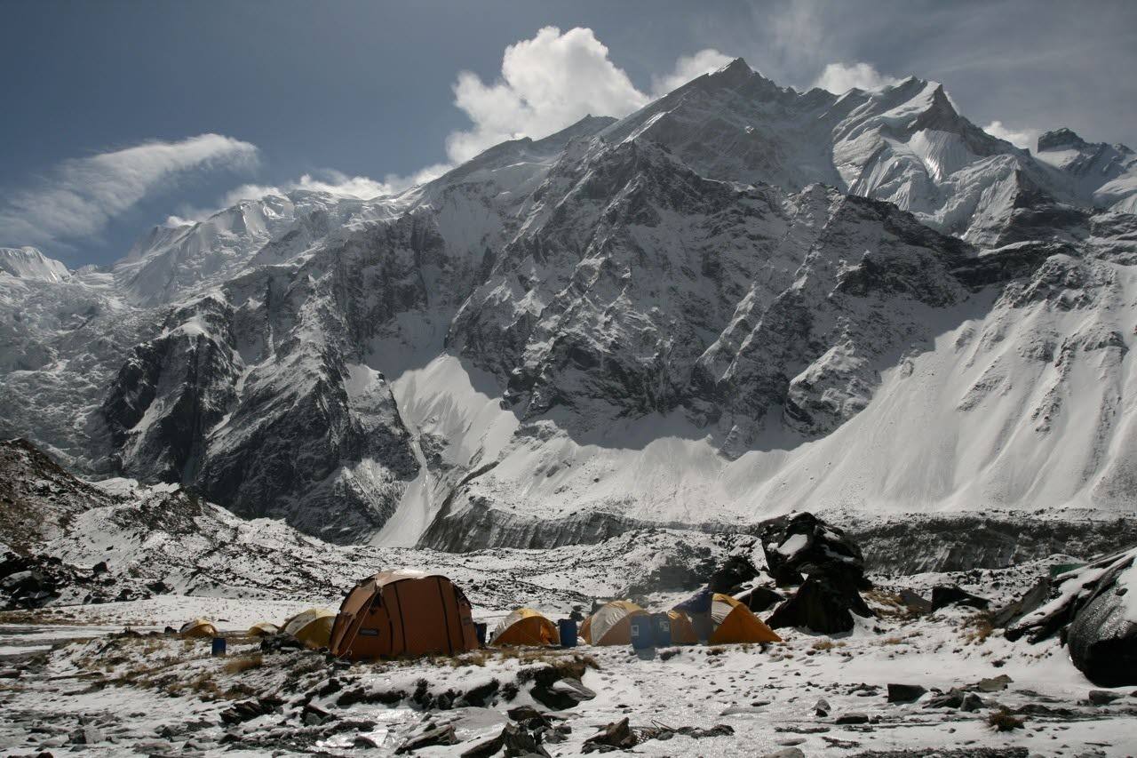 10 Annapurna. El macizo completo y las áreas colindantes están protegidos dentro de una reserva natural que posee 7.629 kilómetros cuadrados, conocida como el área de conservación del Annapurna, el parque nacional más grande de todo Nepal. Los diferentes picos que componen el macizo del Annapurna están entre las montañas más peligrosas de escalar, junto con el Nanga Parbat y el K2. El Annapurna I (8.091m.) fue el primer ochomil en ser escalado.