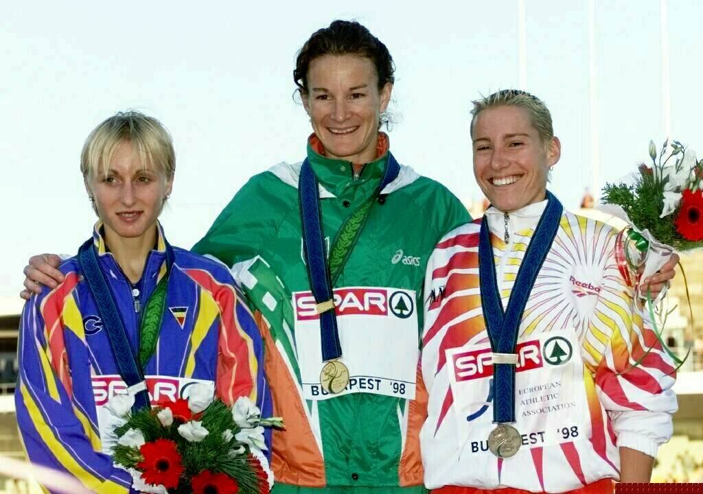 23.08.98 De I a D: la rumana Gabriela Szabo, la irlandesa Sonia O'Sullivan y la española Marta Domínguez después de recibir las medallas por los 5000 metros en el Campeonato de Europa de Atletismo.