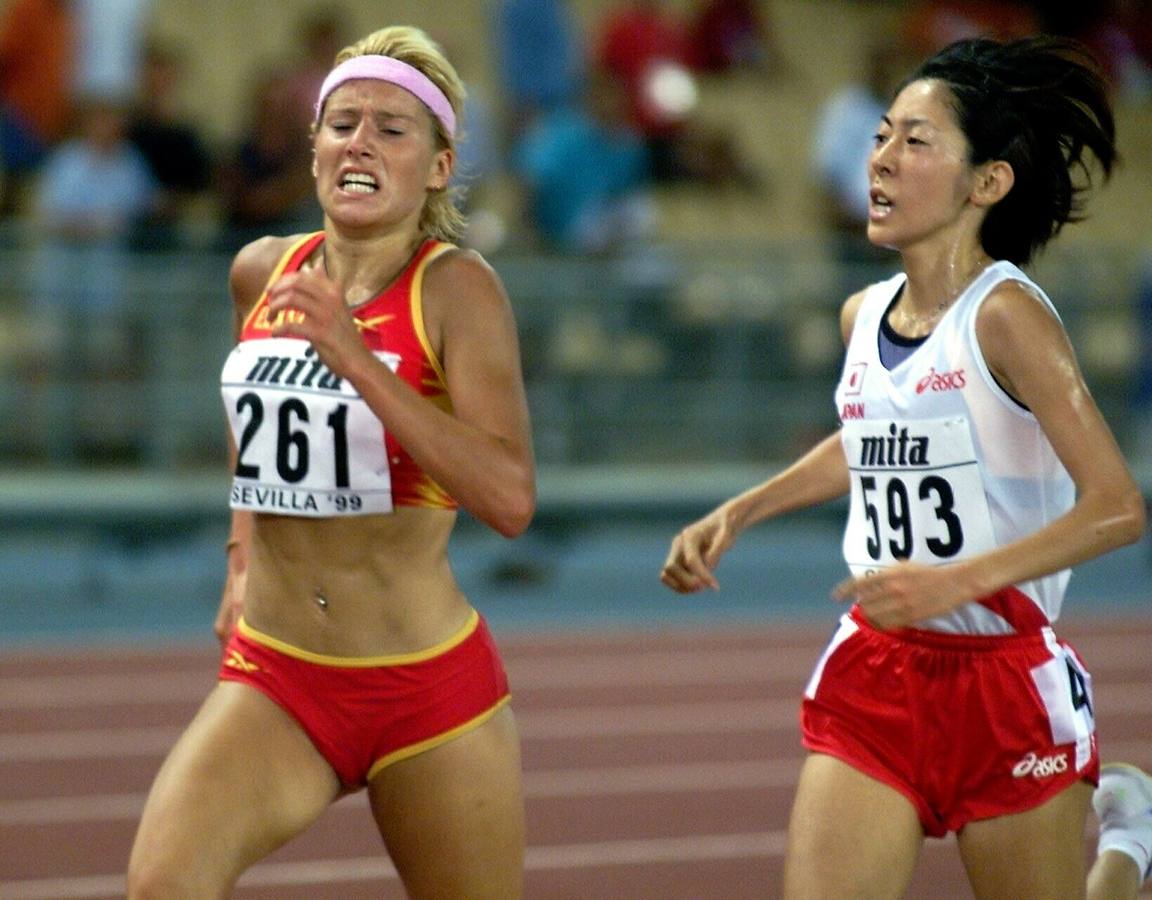 24.08.99 Campeonato del Mundo de Atletismo de Sevilla 1999. La española Marta Domínguez (i), en acción, en la semifinal de la prueba de los 5000 m.