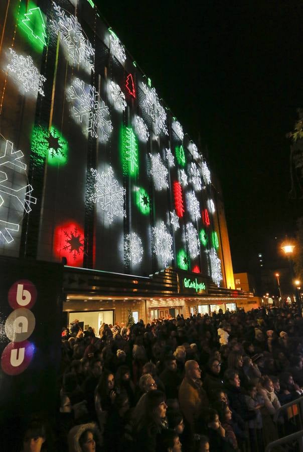 El Corte Inglés inauguró la decoración navideña de su fachada el pasado viernes día 20.