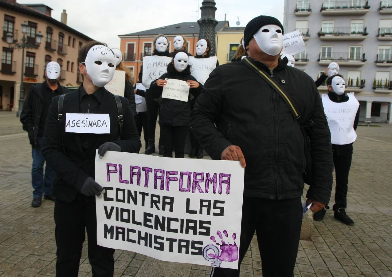 Concentración en la plaza del Ayuntamiento de Ponferrada, con motivo del Día Internacional contra la Violencia de Género.