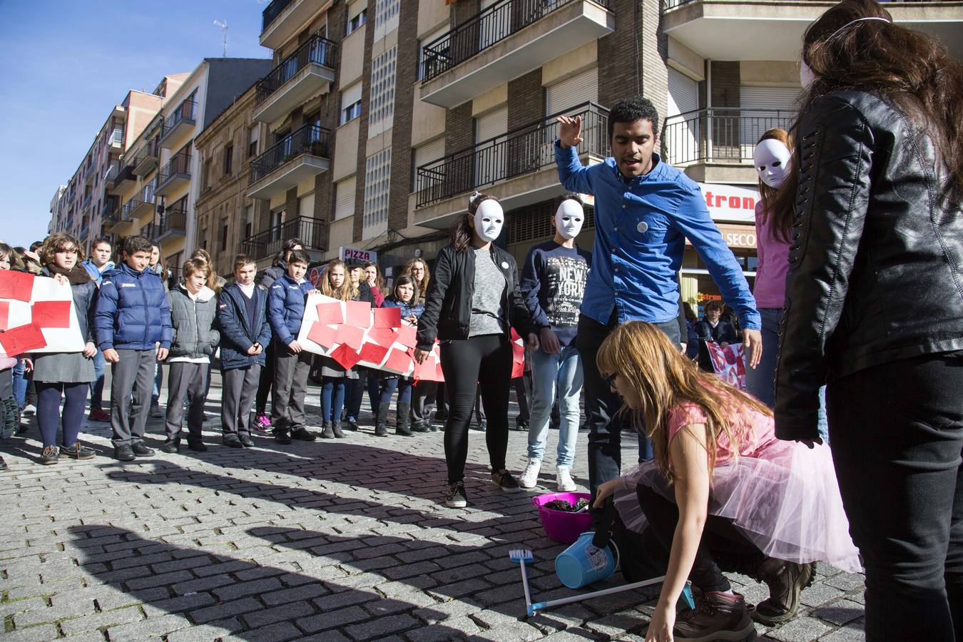 Performance en la plaza del barrio del oeste de Salamanca para celebrar el Día Internacional contra la Violencia de Género.