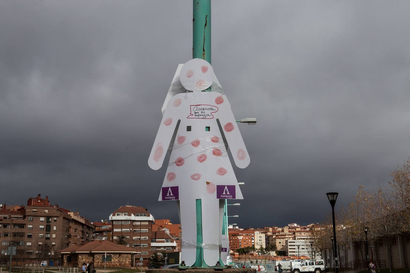 La Asociación Antígona se concentra con los alumnos del Campus de Soria con motivo del Día Internacional contra la Violencia de Género. En la imagen siluetas que representan las mujeres asesinadas.