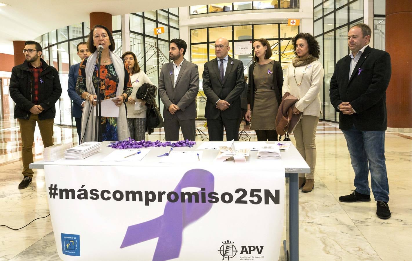 La concejala de Educación, Infancia e Igualdad, Victoria Soto, participa en la recogida de firmas del manifesto por el correcto tratamiento de la información sobre violencia contra la mujer, organizado por la Asociación de la Prensa de Valladolid y la Facultad de Filosofía y Letras.
