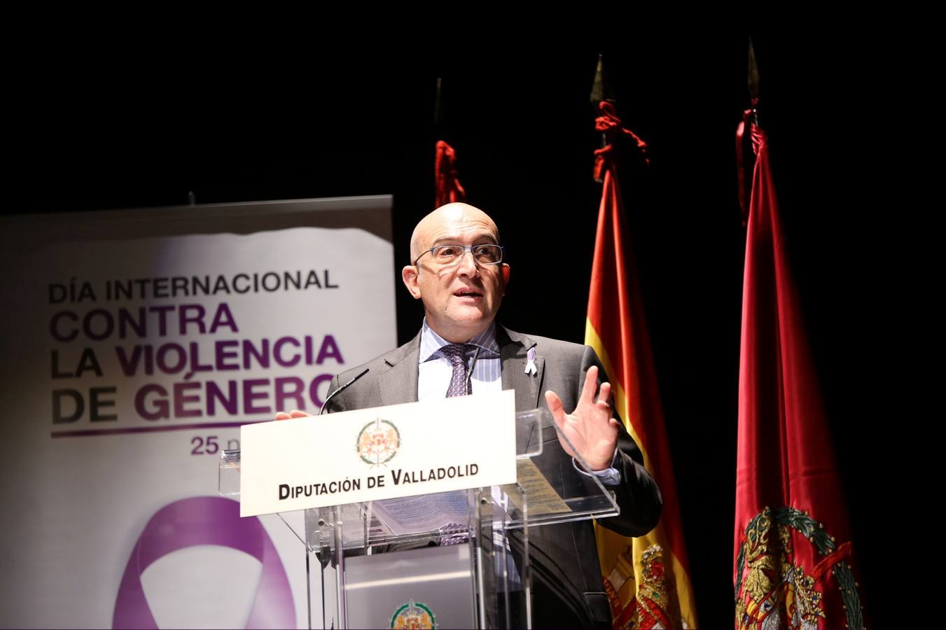 El presidente de la Diputación de Valladolid, Jesús Julio Carnero, realiza declaraciones con motivo del Día Internacional contra la Violencia de Género.