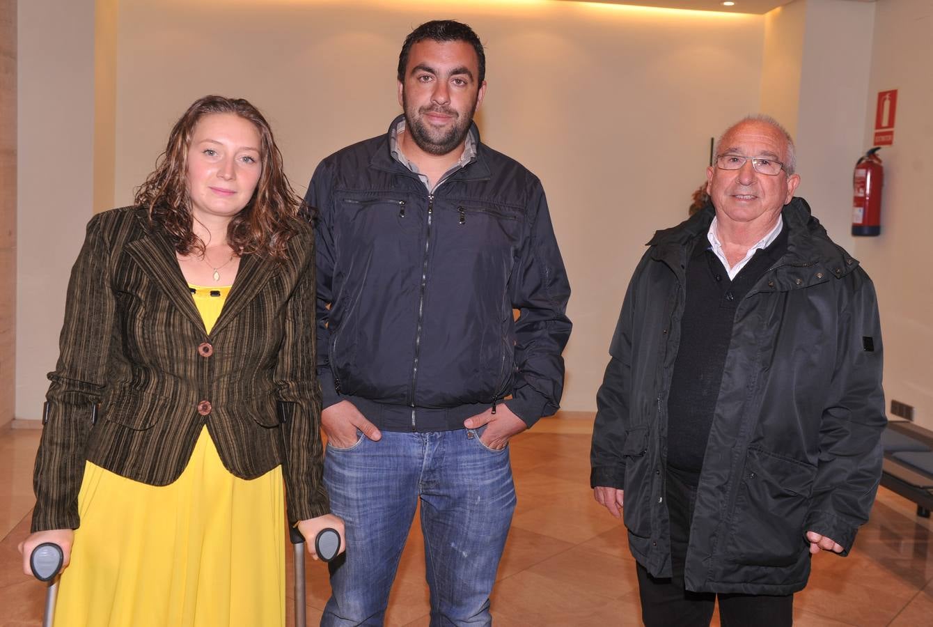 Elena Matache y Elidio Perrino, de UPA Ávila, junto con el teniente de alcalde de Quintanilla de Arriba, José Antonio Carrascal.