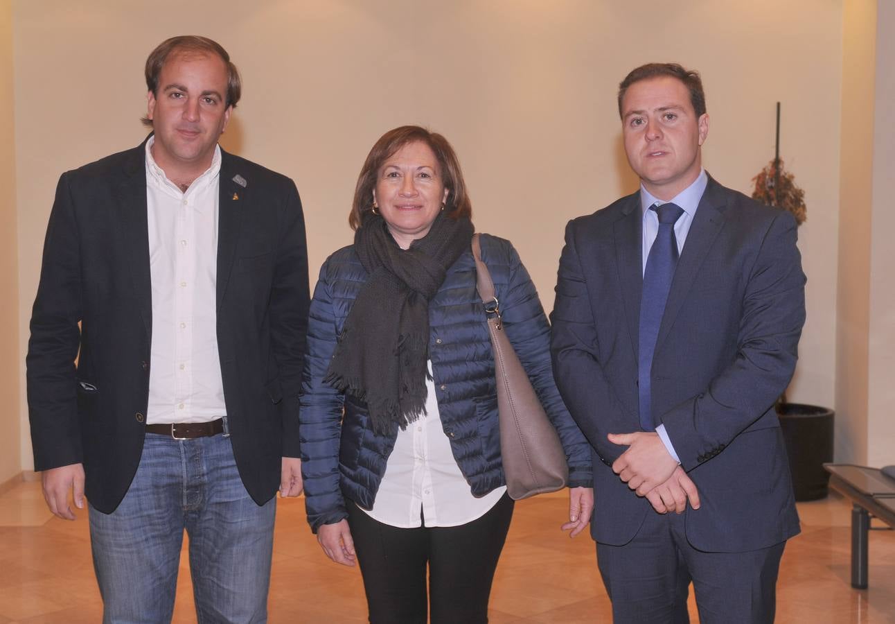 Joaquín Antonio Pino, presidente de Asaja Ávila; María Teresa Resina, de Amfar Ávila, y Carmelo Arenas, de Asaja Ávila y premio Agricultor Profesional 2014.