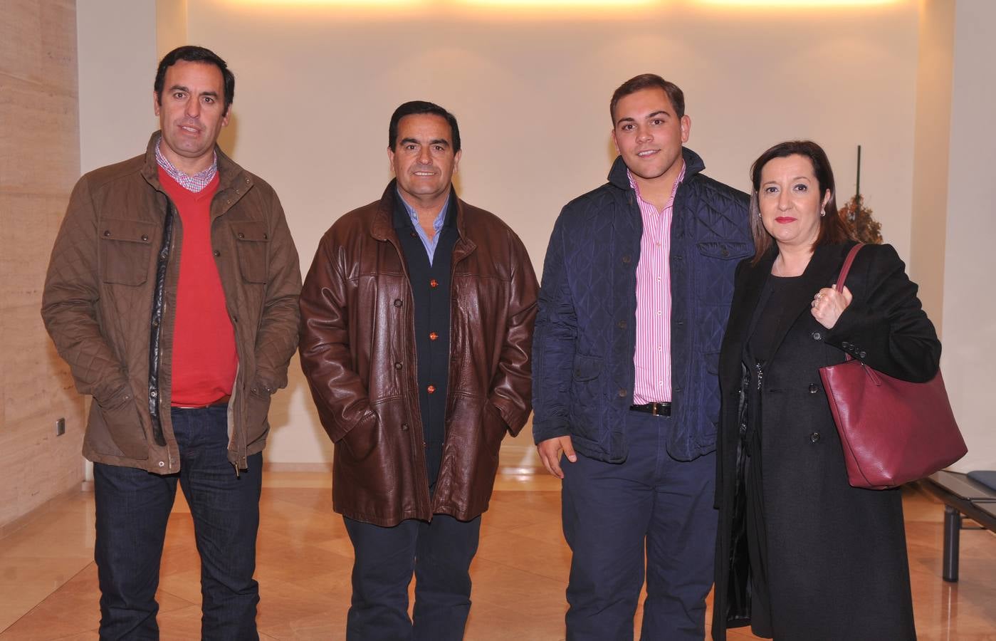 Víctor González Árias, Buenaventura González Arias y Buenaventura González Pinto, de UPA Ávila; con la alcaldesa de Madrigal (Ávila), Ana Zurdo.