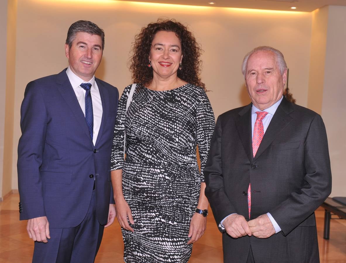 José Manuel Pérez y Manuel Pérez, de la bodega Viña Pedrosa, con Josefina Vila, directora de la Escuela Técnica Superior de Ingeniería Agraria de Palencia.