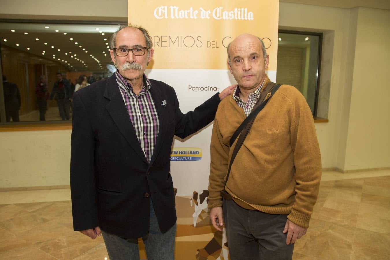 Emilio Sánchez, autor de las estatuillas de los premios de El Norte, y José Luis Díaz Segovia.