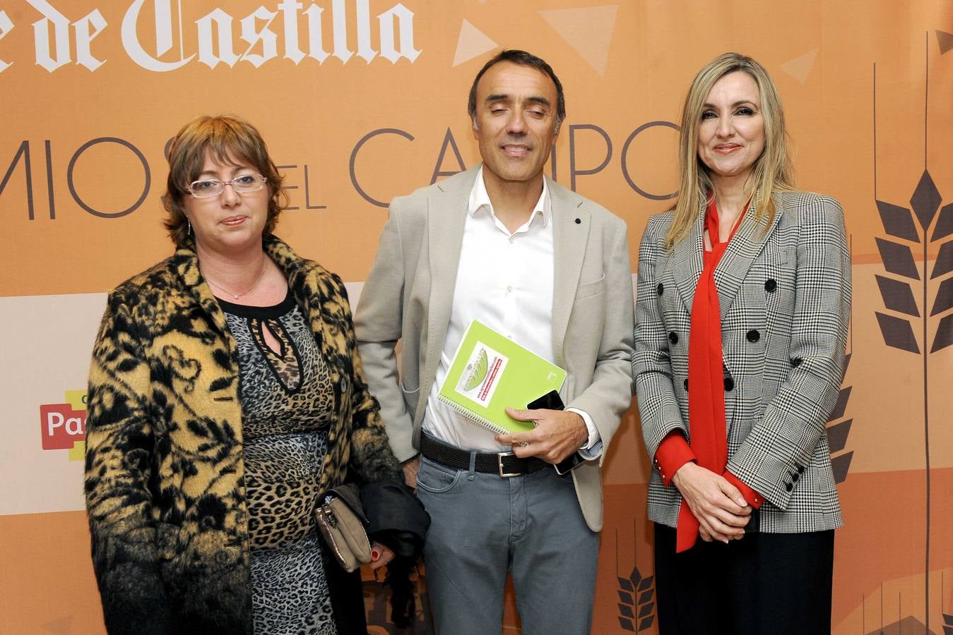 Celia Miravalles y Nacho Falces, de Agronews, y María José Garrachón, coordinadora de la PAC de la Junta.