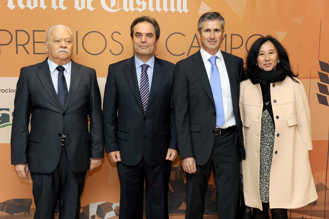 Manuel Cabello, jefe regional de Operaciones de la Policía Nacional; Francisco López Canedo, comisario provincial del Cuerpo Nacional de Policía de Valladolid, y José Ramón Marinero y Salomé Baquero, de la Marca de Garantía Cochinillo de Segovia.