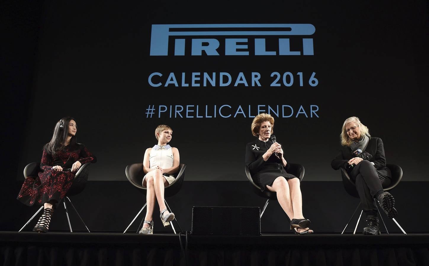Presentación del Calendario Pirelli en Londres. De i a d: la actriz china, Yao Chen; la bloguera, Tavi Gevinson; la filántropa Agnes Gund y la fotógrafa Annie Leibovitz.