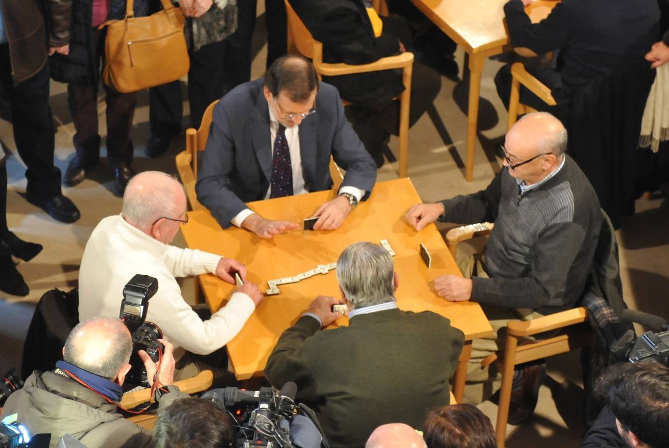 El presidente del Gobierno, Mariano Rajoy, participa en un acto de campaña del PP en Olmedo (Valladolid) 1/2