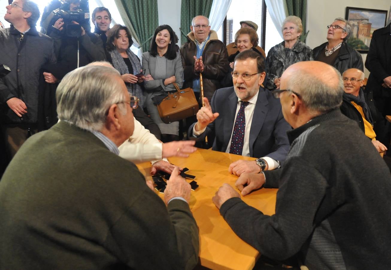 El presidente del Gobierno, Mariano Rajoy, participa en un acto de campaña del PP en Olmedo (Valladolid) 1/2