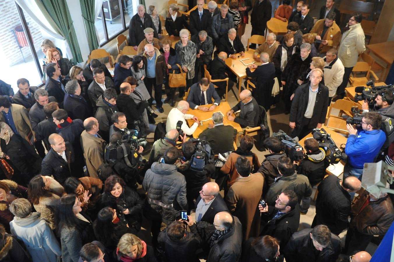 El presidente del Gobierno, Mariano Rajoy, participa en un acto de campaña del PP en Olmedo (Valladolid) 1/2