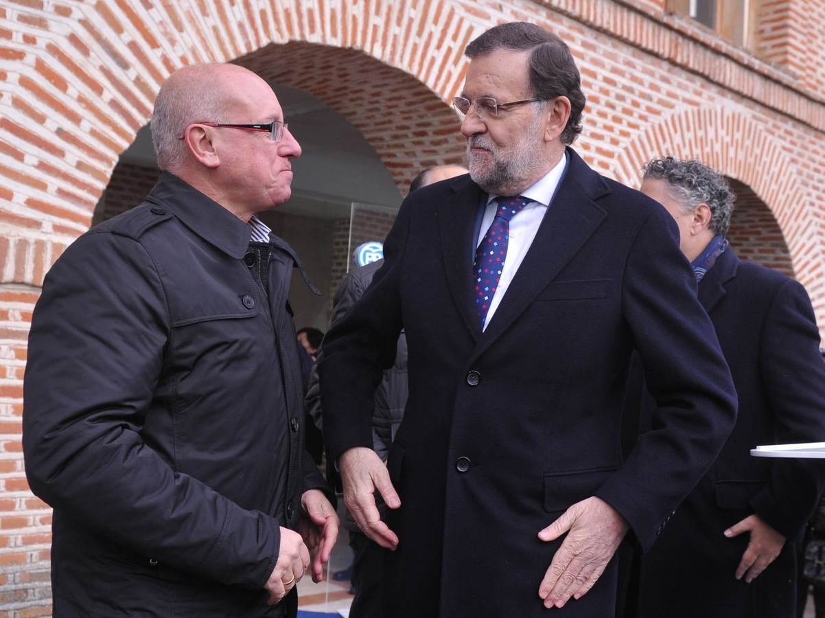 El presidente del Gobierno, Mariano Rajoy, participa en un acto de campaña del PP en Olmedo (Valladolid) 1/2