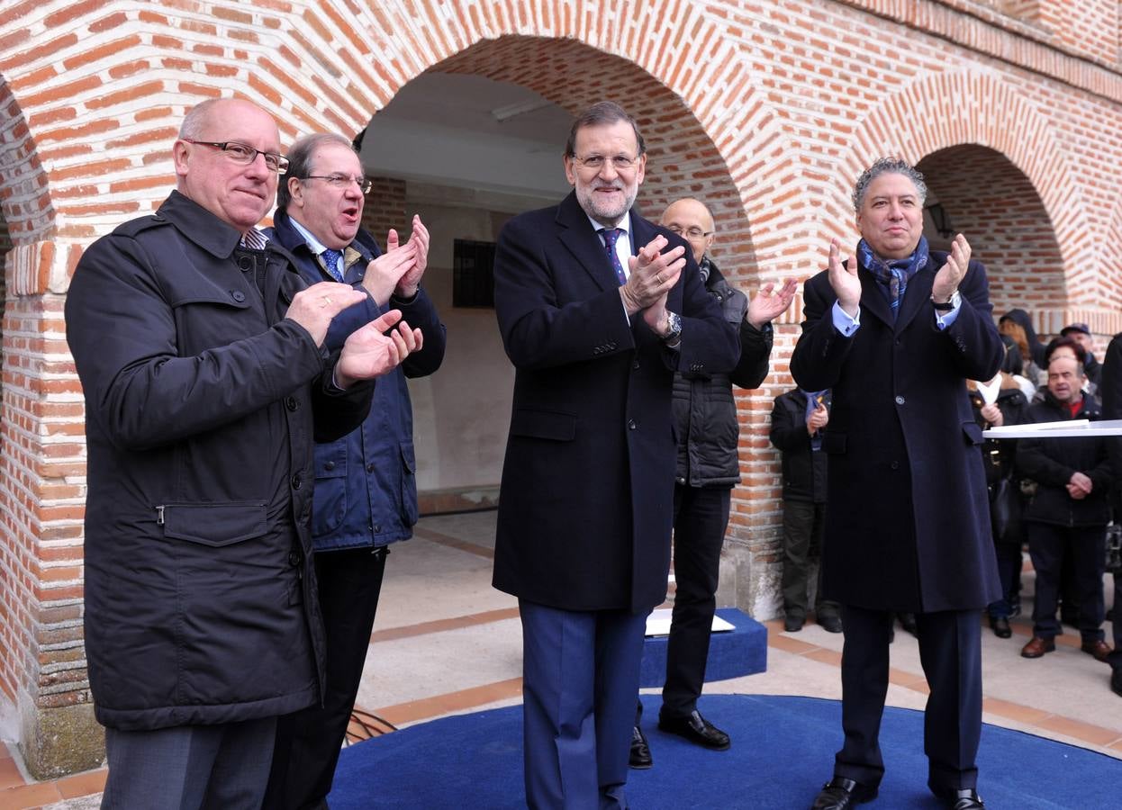 El presidente del Gobierno, Mariano Rajoy, participa en un acto de campaña del PP en Olmedo (Valladolid) 1/2