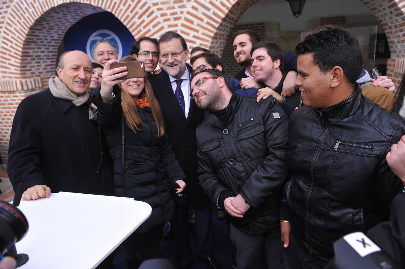 El presidente del Gobierno, Mariano Rajoy, participa en un acto de campaña del PP en Olmedo (Valladolid) 1/2