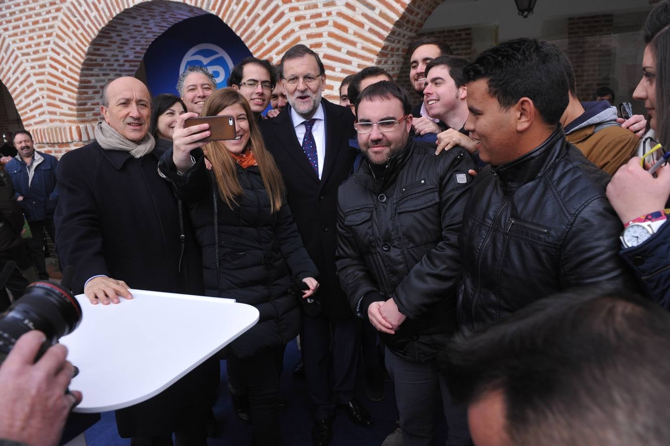El presidente del Gobierno, Mariano Rajoy, participa en un acto de campaña del PP en Olmedo (Valladolid) 1/2