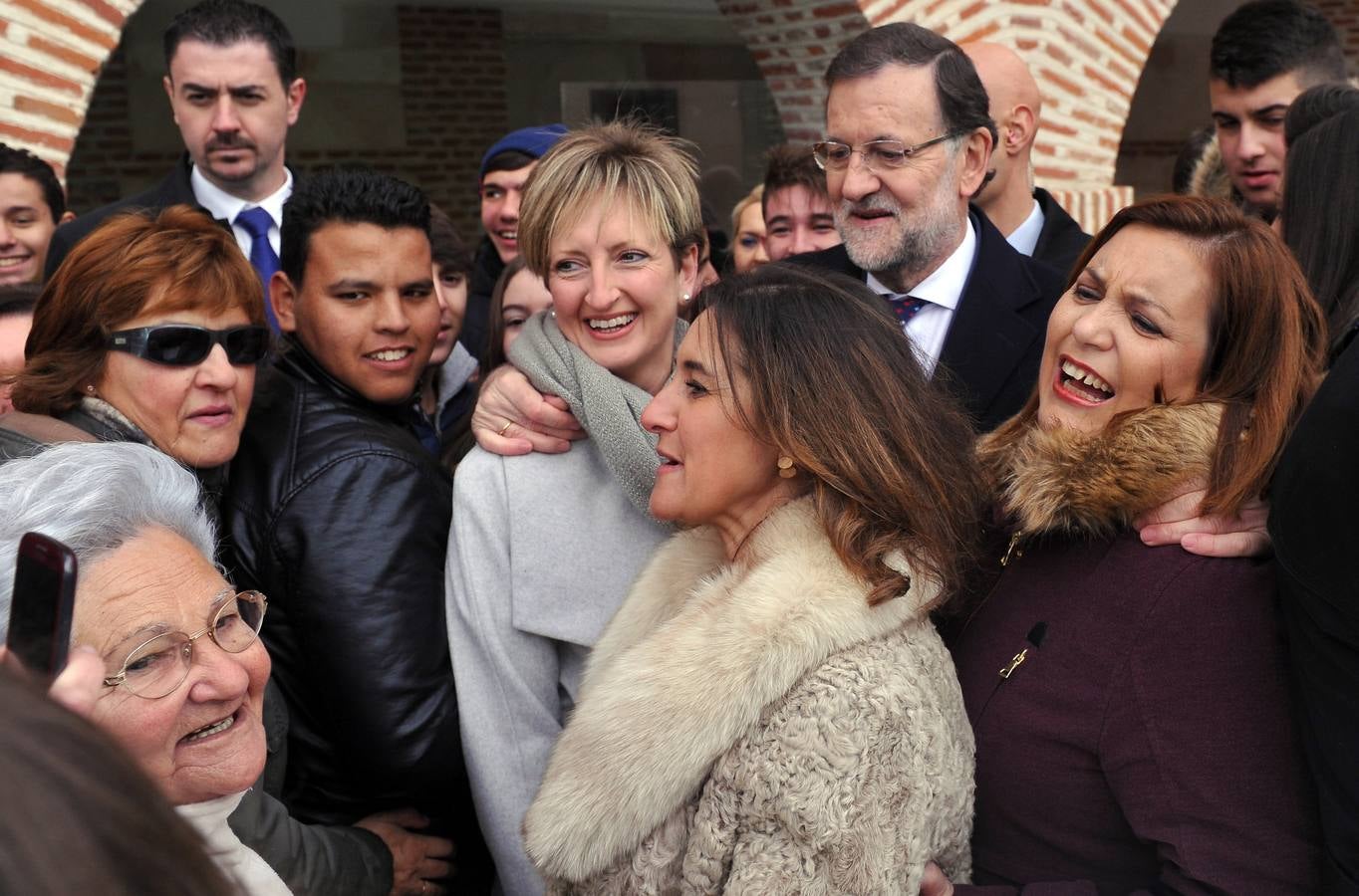 El presidente del Gobierno, Mariano Rajoy, participa en un acto de campaña del PP en Olmedo (Valladolid) 1/2