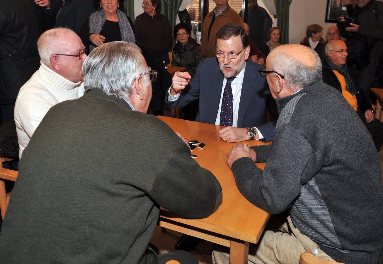 El presidente del Gobierno, Mariano Rajoy, participa en un acto de campaña del PP en Olmedo (Valladolid) 1/2