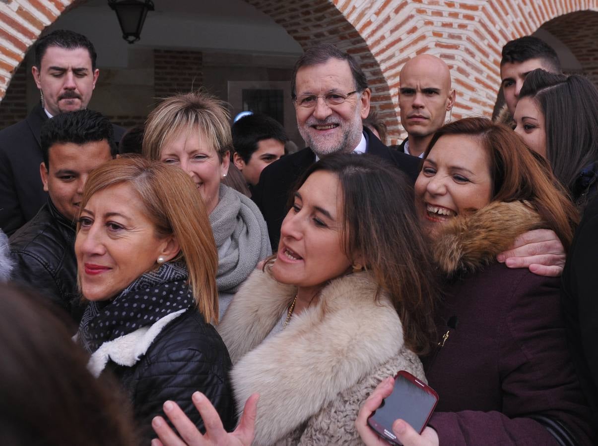 El presidente del Gobierno, Mariano Rajoy, participa en un acto de campaña del PP en Olmedo (Valladolid) 1/2