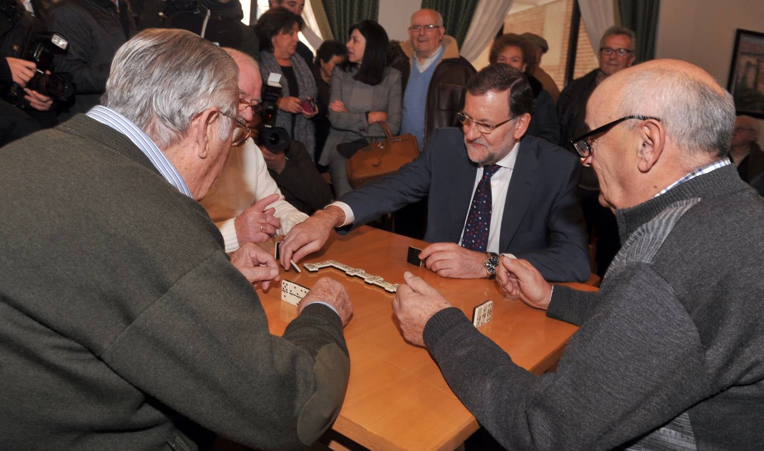 El presidente del Gobierno, Mariano Rajoy, participa en un acto de campaña del PP en Olmedo (Valladolid) 1/2