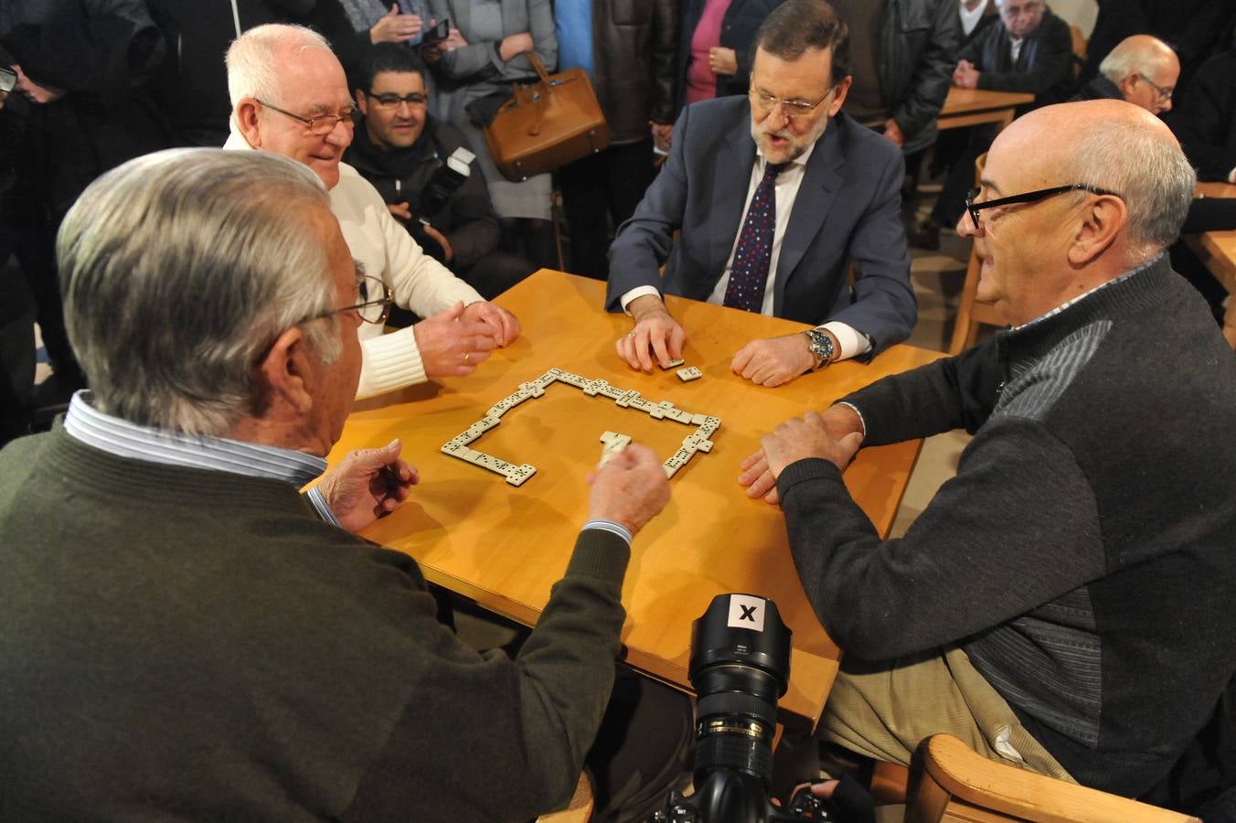 El presidente del Gobierno, Mariano Rajoy, participa en un acto de campaña del PP en Olmedo (Valladolid) 1/2