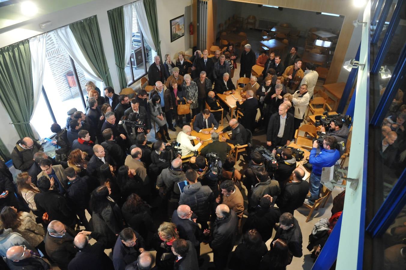 El presidente del Gobierno, Mariano Rajoy, participa en un acto de campaña del PP en Olmedo (Valladolid) 1/2