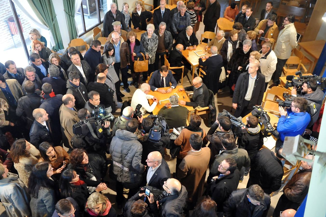 El presidente del Gobierno, Mariano Rajoy, participa en un acto de campaña del PP en Olmedo (Valladolid) 1/2