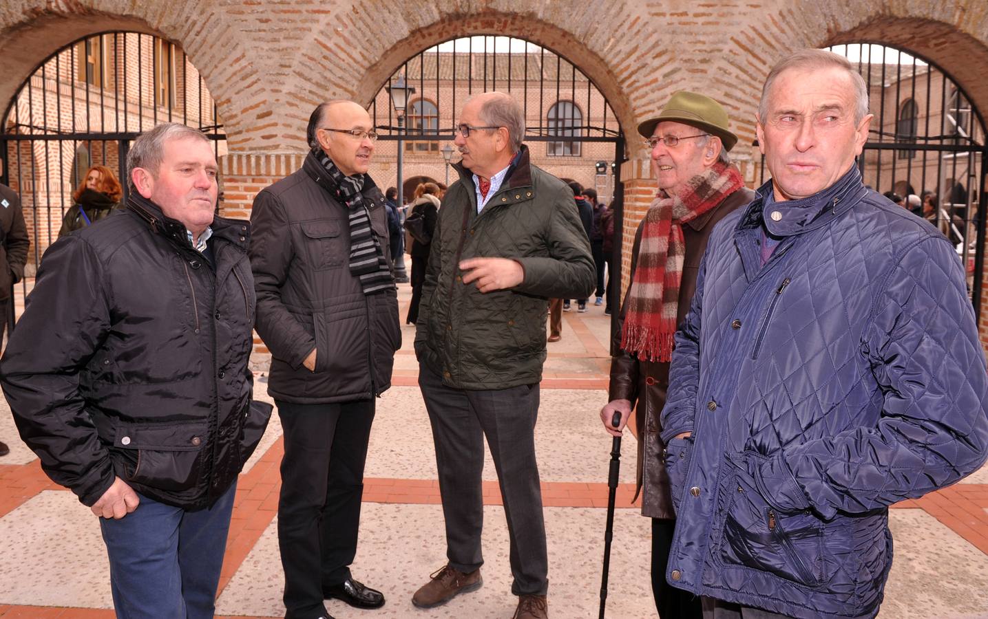 El presidente del Gobierno, Mariano Rajoy, participa en un acto de campaña del PP en Olmedo (Valladolid) 1/2