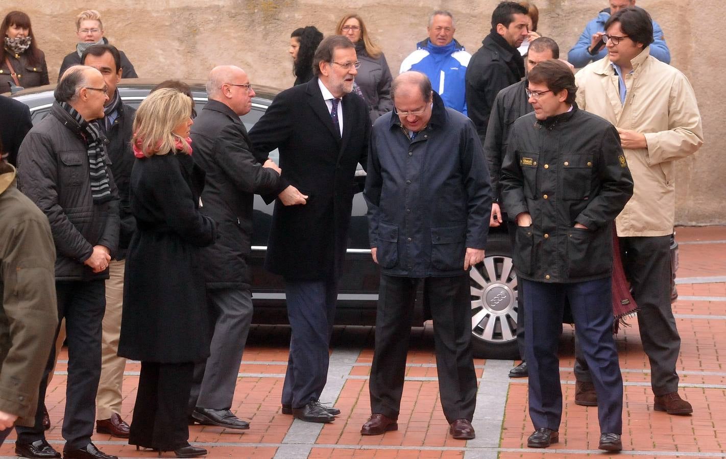 El presidente del Gobierno, Mariano Rajoy, participa en un acto de campaña del PP en Olmedo (Valladolid) 1/2