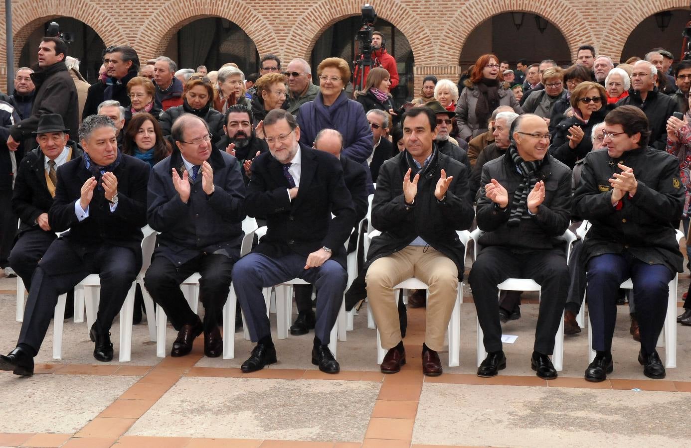 El presidente del Gobierno, Mariano Rajoy, participa en un acto de campaña del PP en Olmedo (Valladolid) 2/2