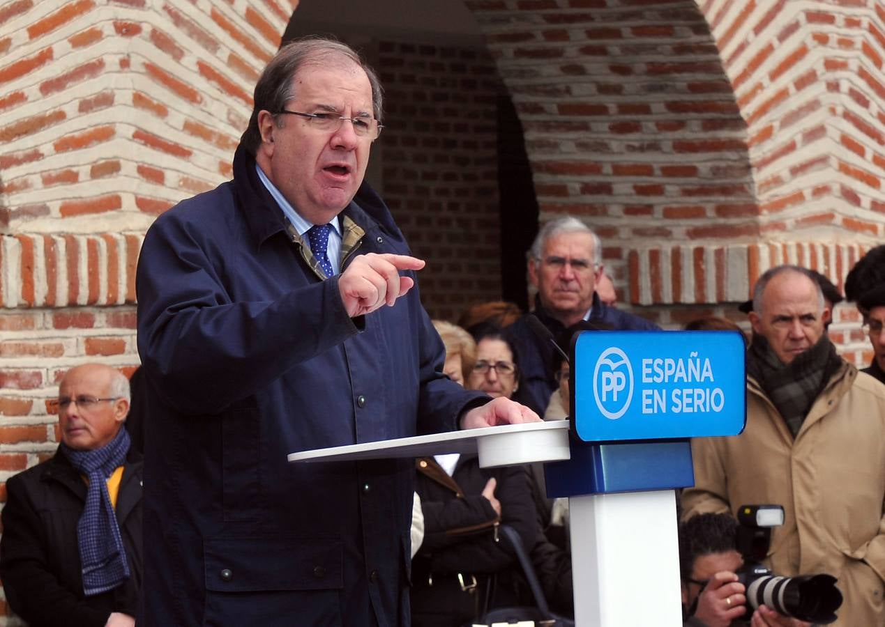 El presidente del Gobierno, Mariano Rajoy, participa en un acto de campaña del PP en Olmedo (Valladolid) 2/2