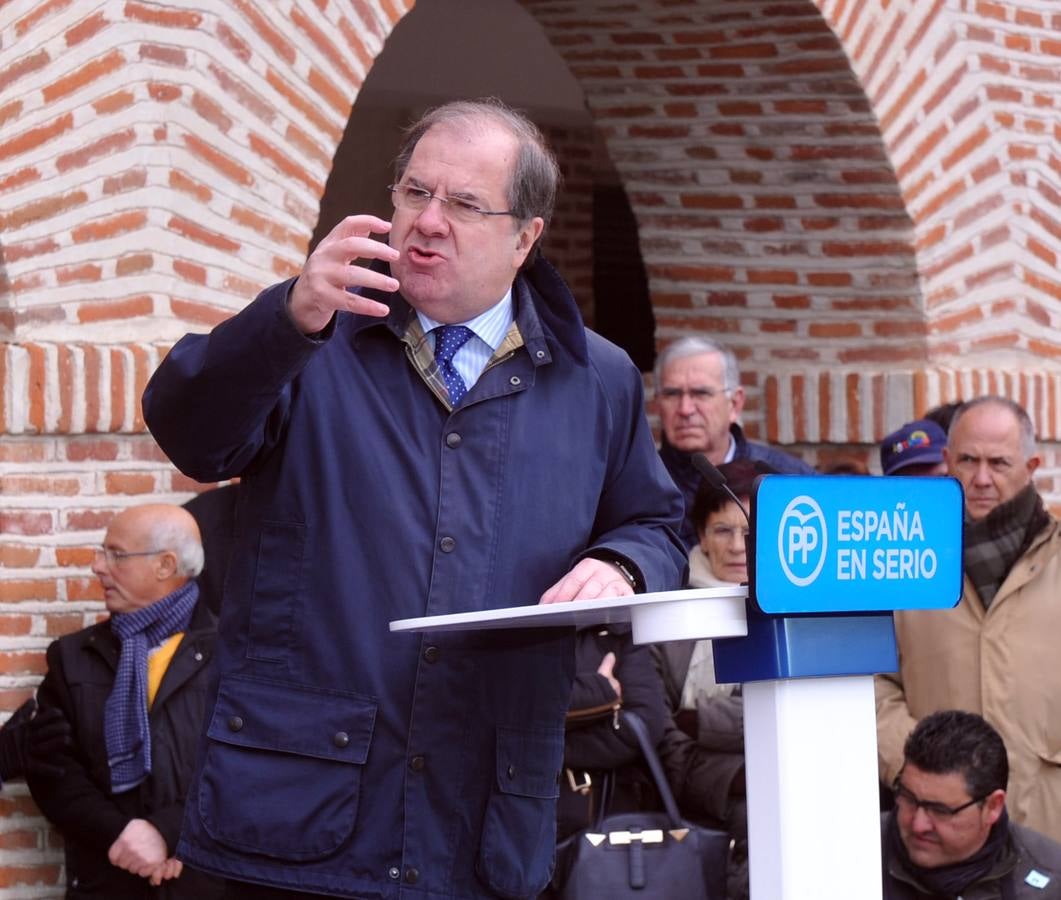 El presidente del Gobierno, Mariano Rajoy, participa en un acto de campaña del PP en Olmedo (Valladolid) 2/2