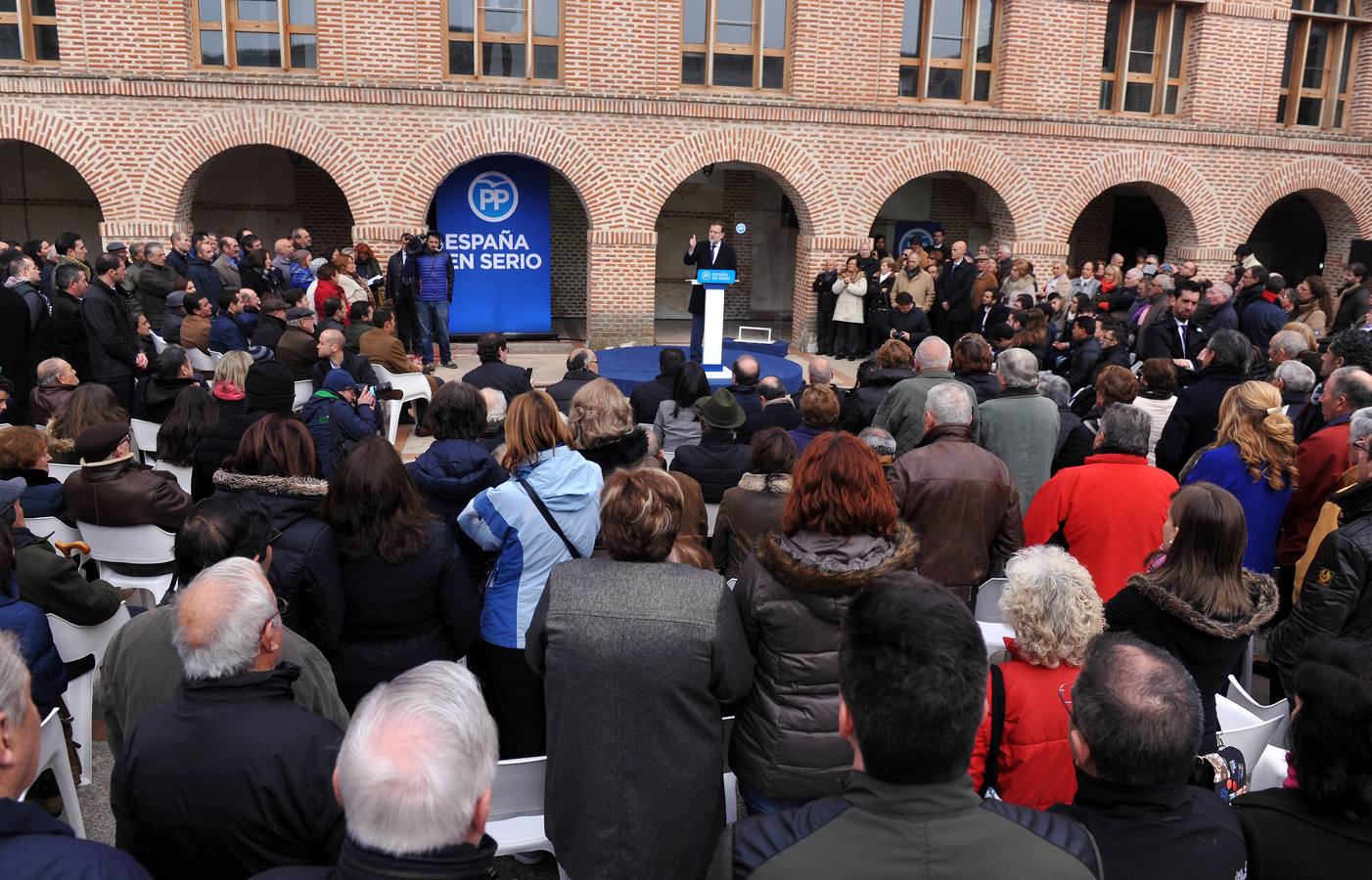 El presidente del Gobierno, Mariano Rajoy, participa en un acto de campaña del PP en Olmedo (Valladolid) 2/2