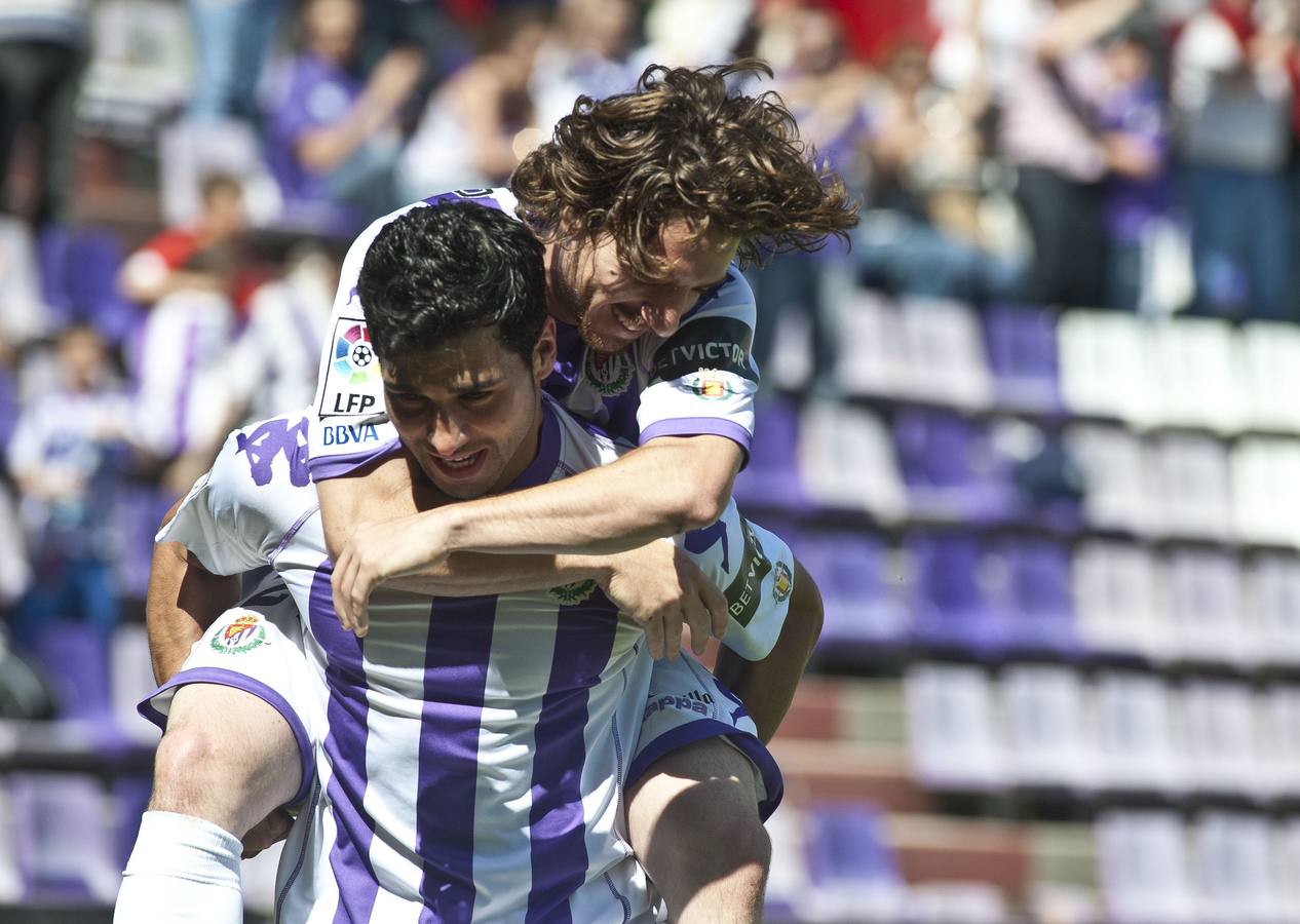 Sisi, a caballo de Javi Guerra para celebrar un gol del ariete.