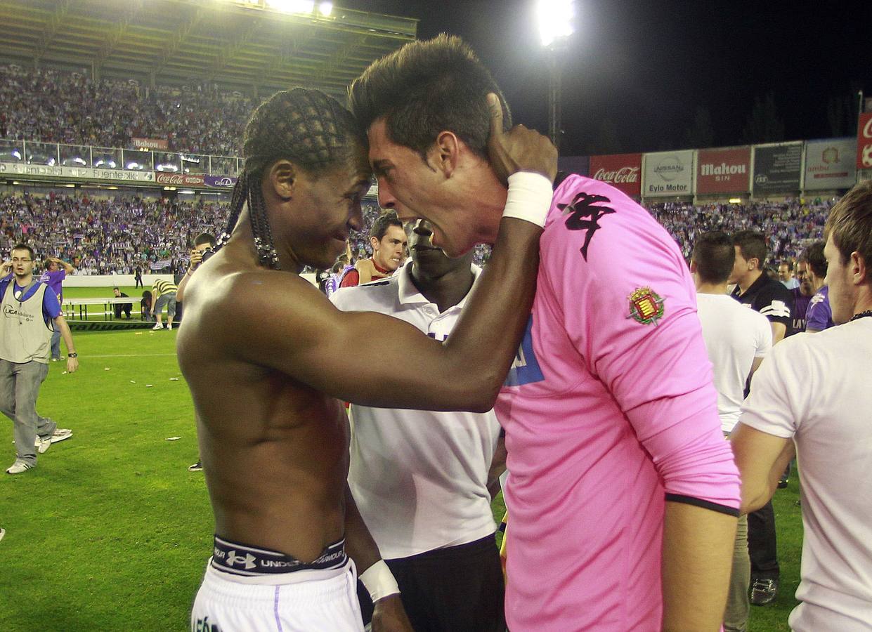 Manucho se abraza con Jon Villanueva tras conseguir el ascenso a Primera.