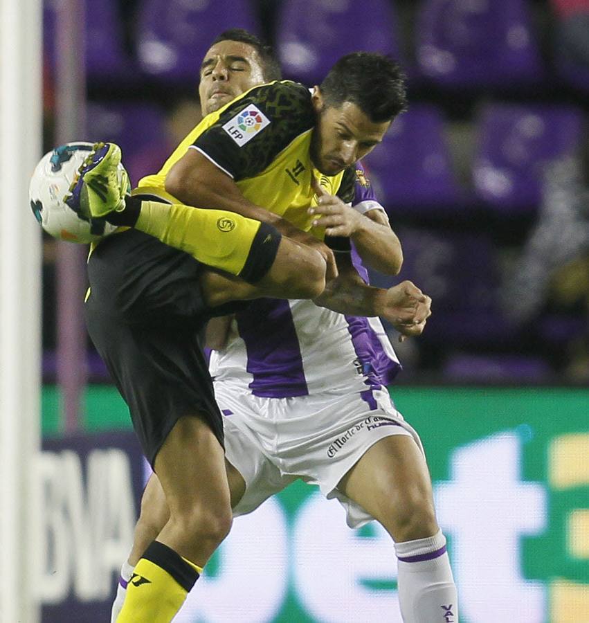 Taconazo de un sevillista ante el lateral Carlos Peña.