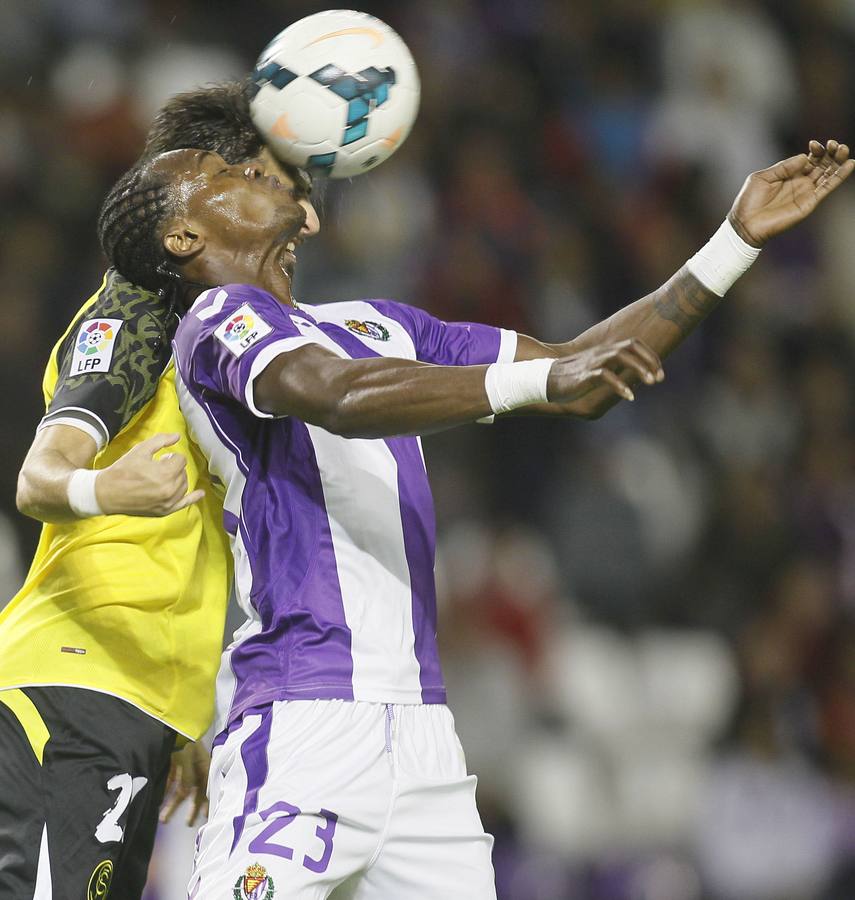 Manucho se impone por alto a un jugador del Sevilla.