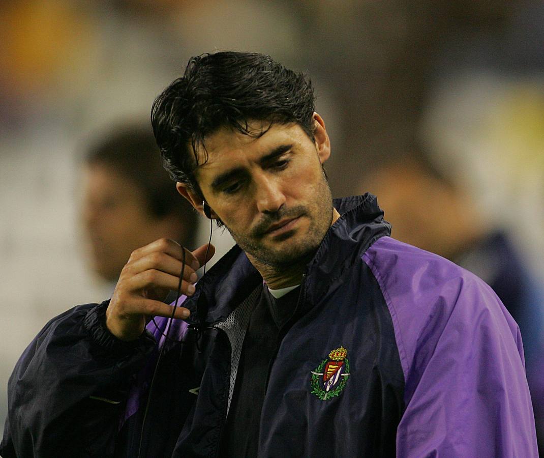 Caminero, desolado, se quita los cascos. Los resultados de otros campos confirmaban el descenso del Real Valladolid en la temporada 2003-2004.