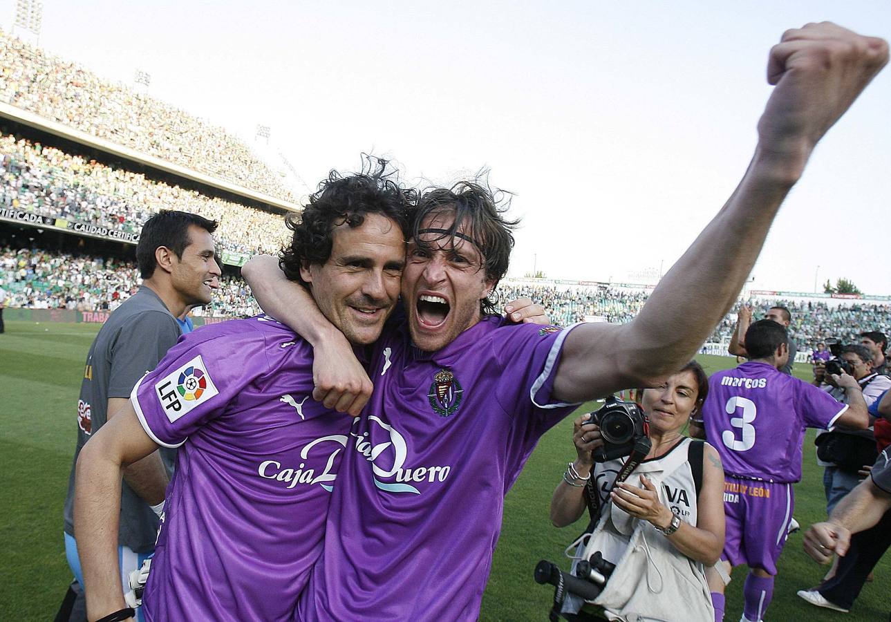 Óscar Sánchez y García Calvo celebran la permanencia en el césped del Benito Villamarín.