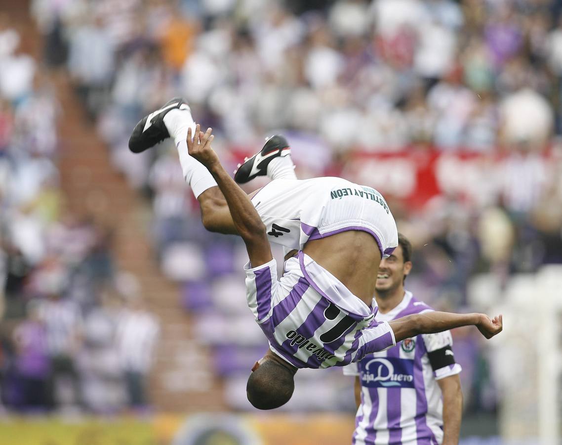 Nivaldo celebra un gol con una espectacular voltereta.