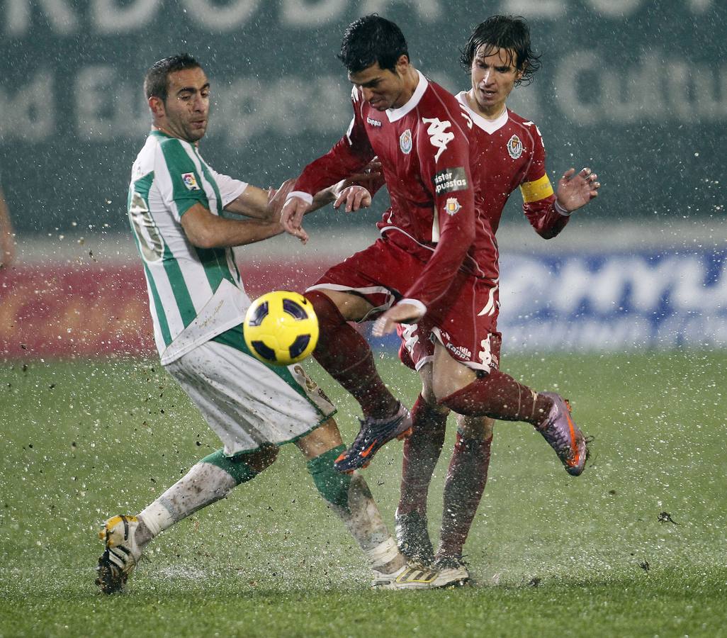 Álvaro Rubio y Javi Guerra tratan de jugar al fútbol a pesar del diluvio que cayó en Córdoba.