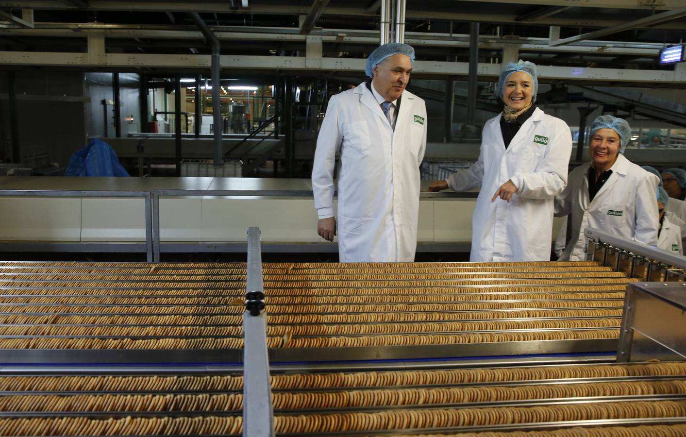 La ministra de Agricultura, Isabel García Tejerina, visita la fábrica de Galletas Gullón