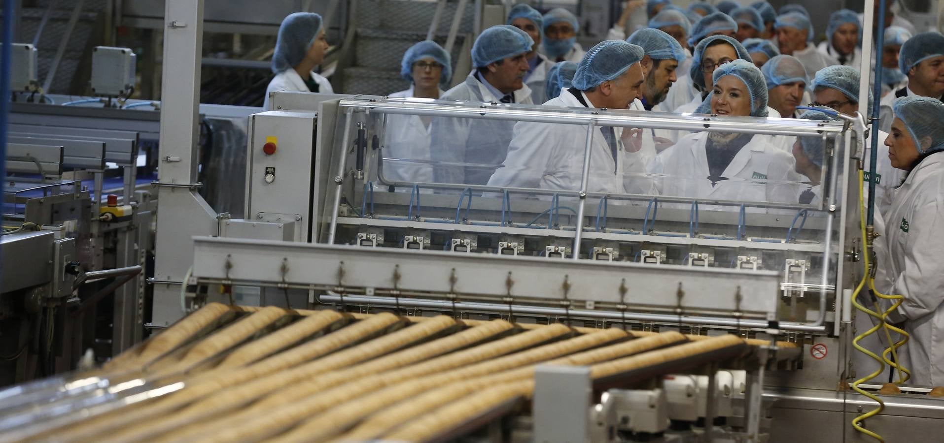 La ministra de Agricultura, Isabel García Tejerina, visita la fábrica de Galletas Gullón