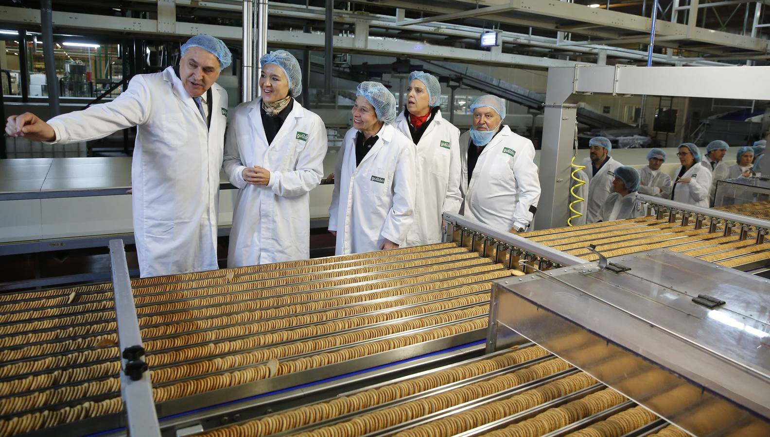 La ministra de Agricultura, Isabel García Tejerina, visita la fábrica de Galletas Gullón