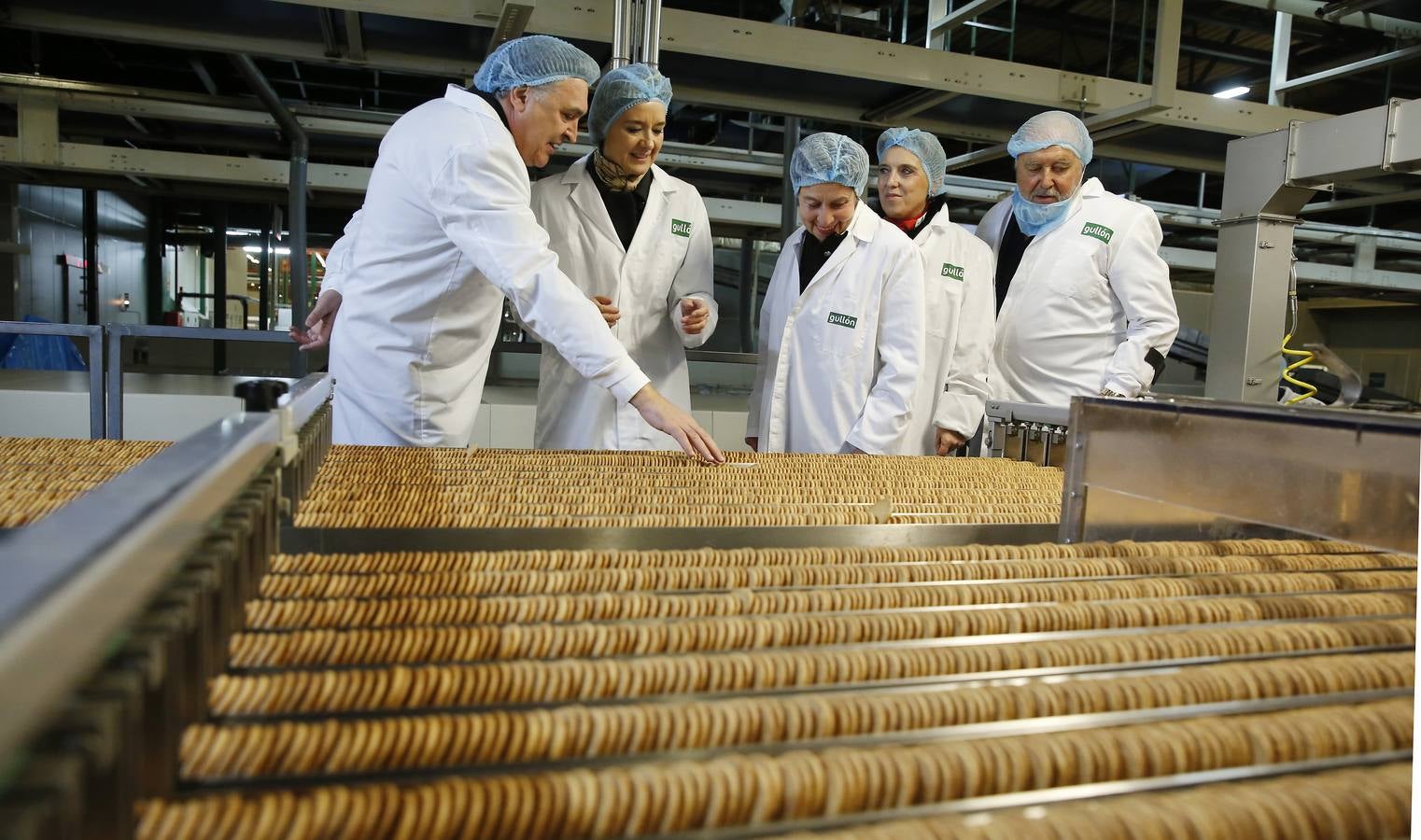 La ministra de Agricultura, Isabel García Tejerina, visita la fábrica de Galletas Gullón